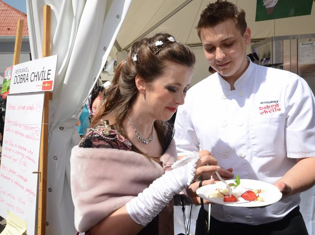 Empress Sissi tastes "spargel" specialties